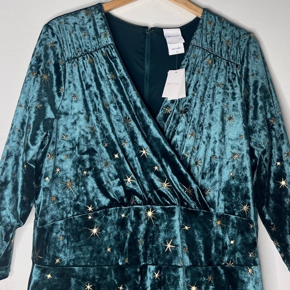 Her Universe Retro Star Velvet Dress Plus Size - Picture 7 of 15